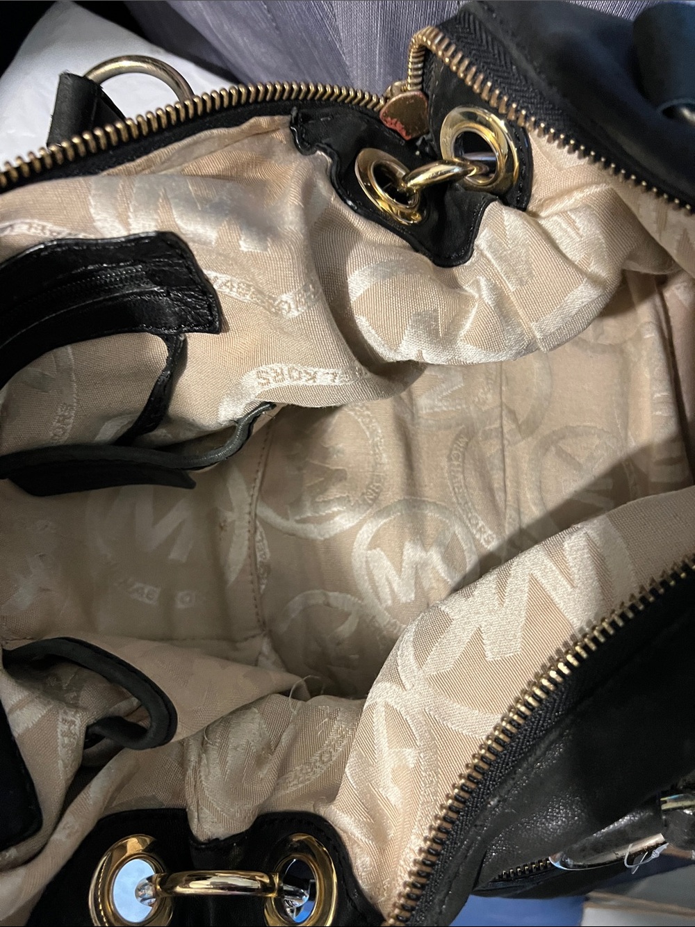 Michael Kors MK Black Leather Shoulder Bag with Gold Hardware - Picture 2 of 2